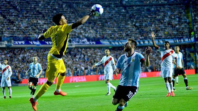 En Per&uacute; le agradecieron a su arquero por el empate ante Argentina