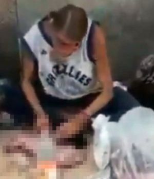 En plena calle filman a una mujer comiendo gato