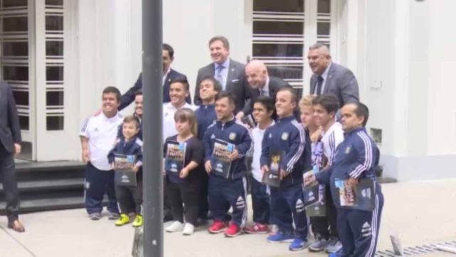 Infantino felicit&oacute; a los enanos campeones del mundo