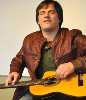 Joven no vidente cant&oacute; el Himno y emocion&oacute; a todos