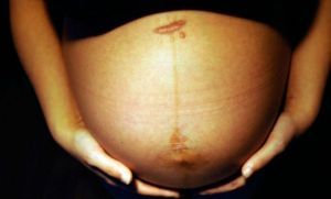 Naci&oacute; sin vagina, la apu&ntilde;alaron y qued&oacute; embarazada