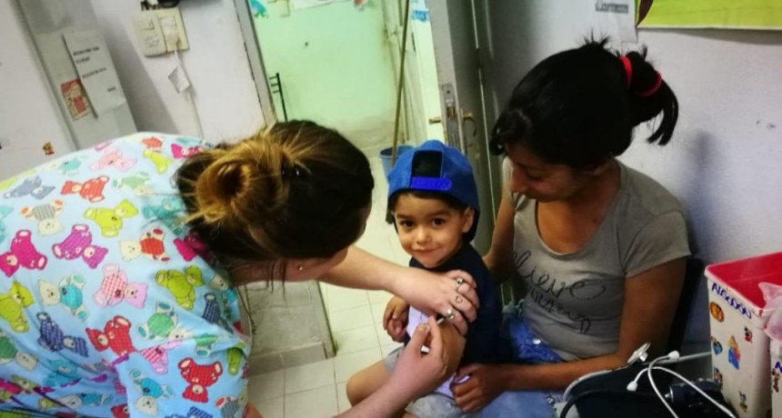 Contin&uacute;a la campa&ntilde;a de vacunaci&oacute;n contra el sarampi&oacute;n, rub&eacute;ola y paperas