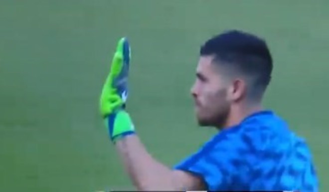 Aplausos y carteles de banca a Rossi