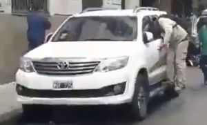 As&iacute; manifestantes frenaron a encapuchado que robaba auto