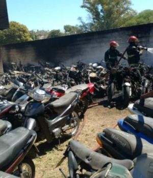 Polic&iacute;as quisieron hacer un asado y quemaron 87 motos