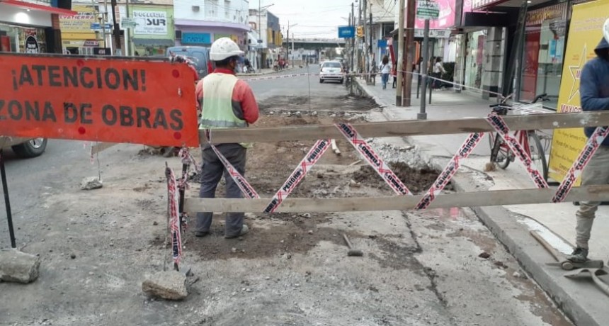 Obras P&uacute;blicas realiza la reparaci&oacute;n de calzada sobre calle Espa&ntilde;a*