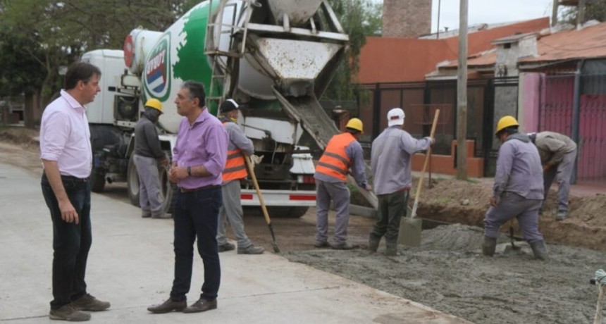 AVANZA LA PAVIMENTACIÓN DE 600 METROS LINEALES EN EL BARRIO PRIMERO DE MAYO