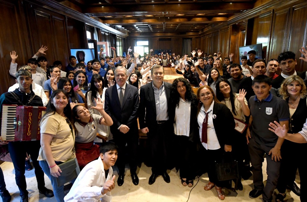 El Gobernador Zamora y el Jefe de Gabinete recibieron a estudiantes de seis departamentos