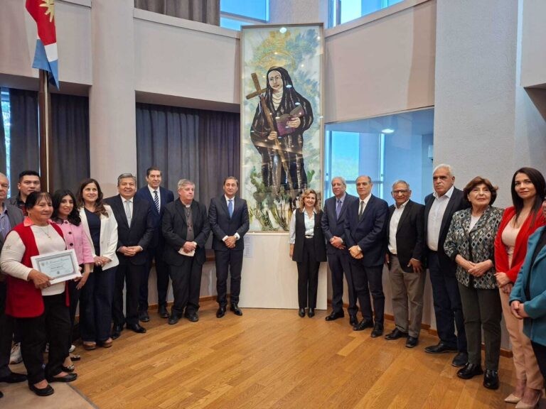 Inauguraron emblemático mural textil de Mama Antula en el recinto de la Legislatura Provincial