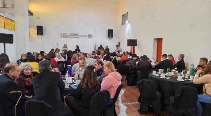 Caf&eacute; literario: Con versos y m&uacute;sica se colm&oacute; el Concejo Deliberante de La Banda 