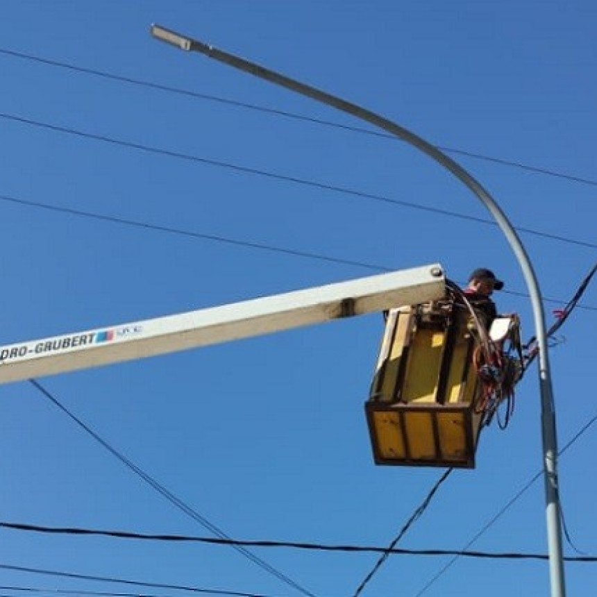 Avanzan los trabajos de mejoramiento del alumbrado p&uacute;blico en diferentes sectores de la ciudad 