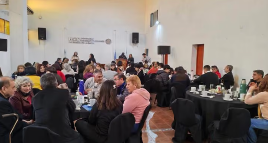 Caf&eacute; literario: Con versos y m&uacute;sica se colm&oacute; el Concejo Deliberante de La Banda 