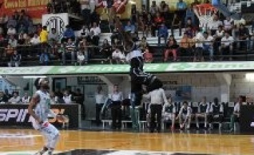 Olímpico le ganó a Atenas 97 a 74 con 24 puntos de Mc Cullough.