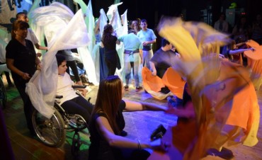 Los chicos de Asaim emocionaron con su muestra de artes en el Cine Teatro Municipal Renzi