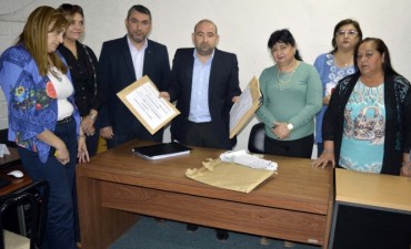  Mirolo presidi&oacute; la apertura de sobres para la obra de la futura escuela primaria municipal de La Banda 