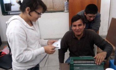 J&oacute;venes invidentes apelan al sistema braille para prestar servicios en la comuna
