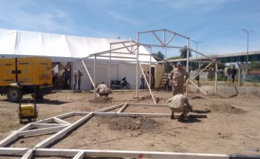 Avanza el armado de la estructura que alojar&aacute; a feriantes en el predio del ferrocarril