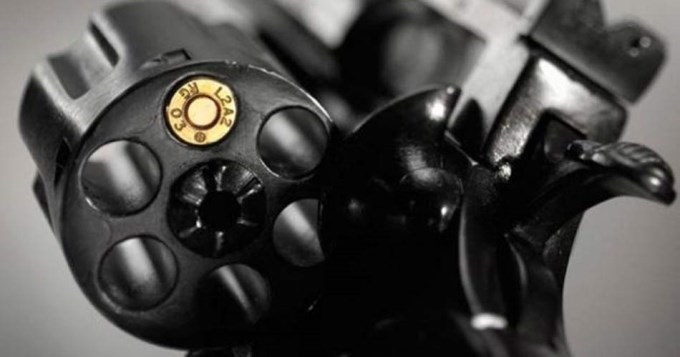 Jugaba a la ruleta rusa con amigos y termin&oacute; fusilado