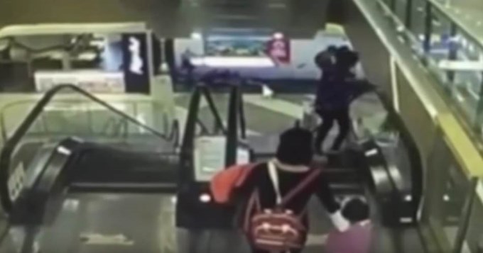 Se le resbal&oacute; el nieto de las manos y cay&oacute; de tercer piso: muri&oacute;