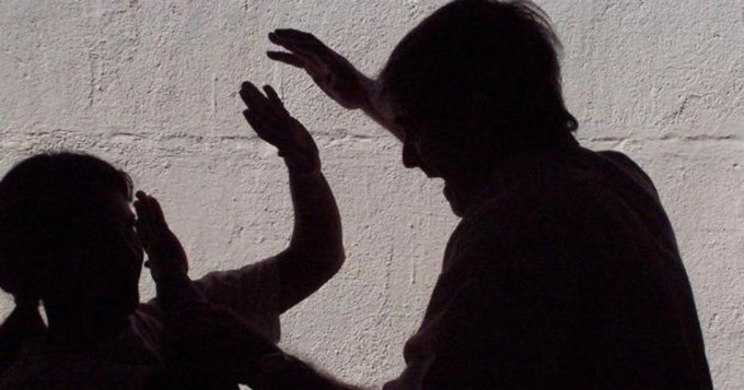 Se tir&oacute; del auto, cansada de los golpes de su pareja