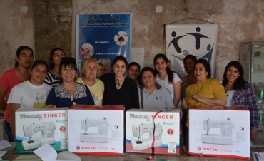 El municipio entreg&oacute; m&aacute;quinas de coser a un taller del programa &ldquo;Mejoro Mi Vida&rdquo;