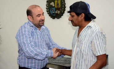 El intendente hizo entrega de materiales para la extensi&oacute;n de agua potable en el barrio Manfredi
