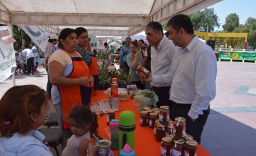 El Pro Huerta celebr&oacute; sus 25 a&ntilde;os en la provincia con una gran feria en la Plaza Belgrano