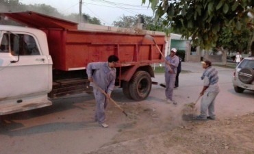  Realizan un amplio operativo de higiene en barrios de la zona Este