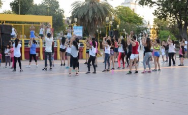  Los ritmos brasile&ntilde;os coparon la Plaza Belgrano con master class solidaria
