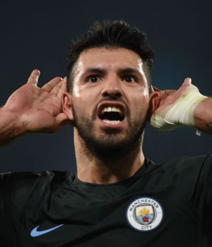 Ag&uuml;ero llev&oacute; al City a octavos e hizo historia