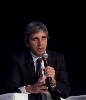 El ministro Luis Caputo, con firmas offshore