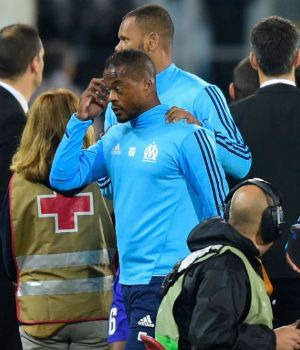 Evra hizo una de Cantona y tir&oacute; patada a un hincha