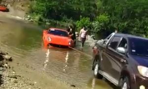 Hundi&oacute; una Ferrari de un "palo verde" en un arroyito de C&oacute;rdoba