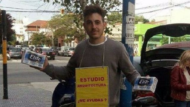 Vende pa&ntilde;uelos para recibirse de arquitecto