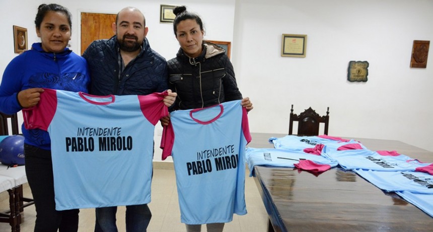 El intendente Mirolo entreg&oacute; indumentaria al Club Las Botineras