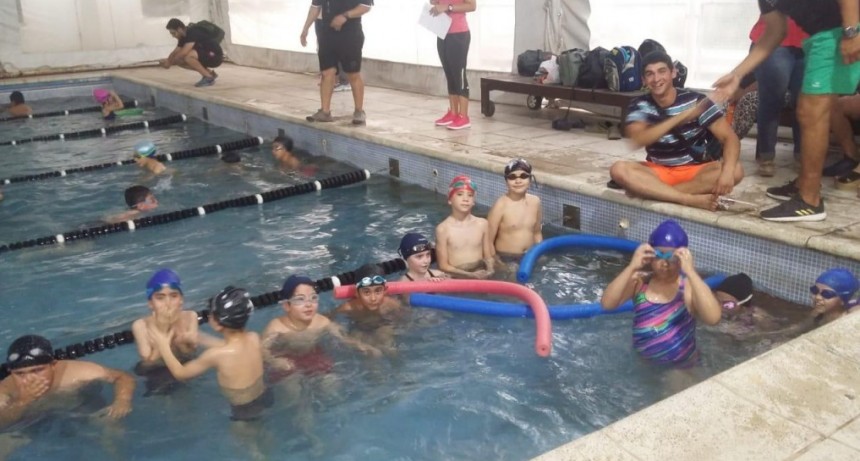 El equipo de nataci&oacute;n del Gimnasio Municipal sigue sumando experiencia