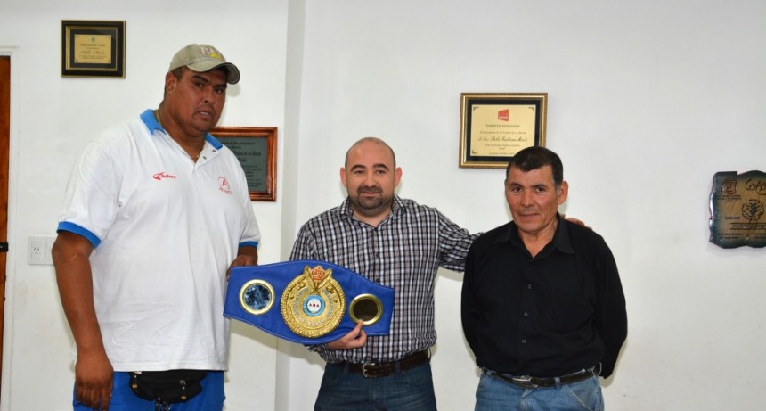 &ldquo;Peque&ntilde;o&rdquo; Ju&aacute;rez comparti&oacute; el t&iacute;tulo nacional de boxeo con el intendente Mirolo