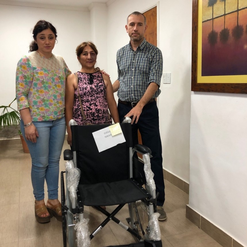 La comuna entreg&oacute; a un joven con par&aacute;lisis una silla de ruedas gestionada por la junta vecinal del 1&deg; de Mayo  