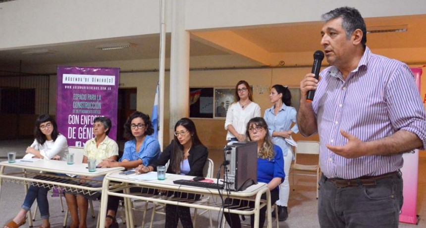 El municipio realiz&oacute; una charla sobre violencia de g&eacute;nero y femicidio en el Cens N&deg;4
