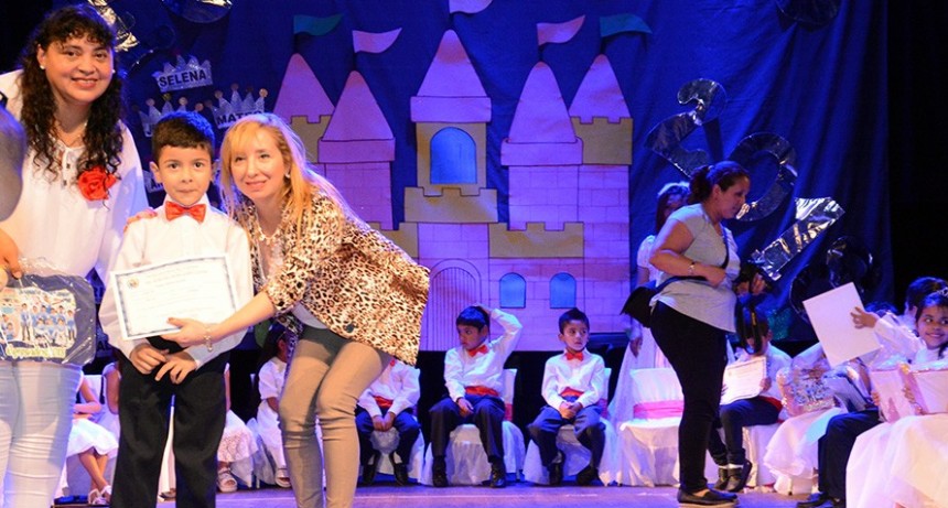  El Jard&iacute;n Municipal N&deg; 11 &ldquo;Arco Iris&rdquo; cerr&oacute; su ciclo lectivo con un emotivo acto en el Cine Renzi