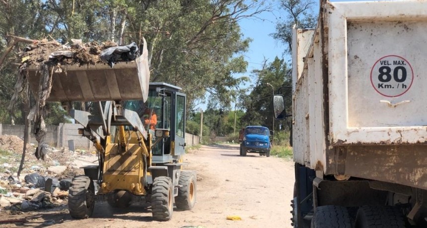La comuna despleg&oacute; maquinarias y personal para eliminar un basural en el B&deg; Ampliaci&oacute;n Parque Industrial