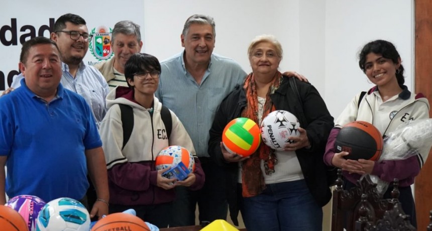  Roger Nediani entregó indumentaria deportiva a  ganadores de las ODRE