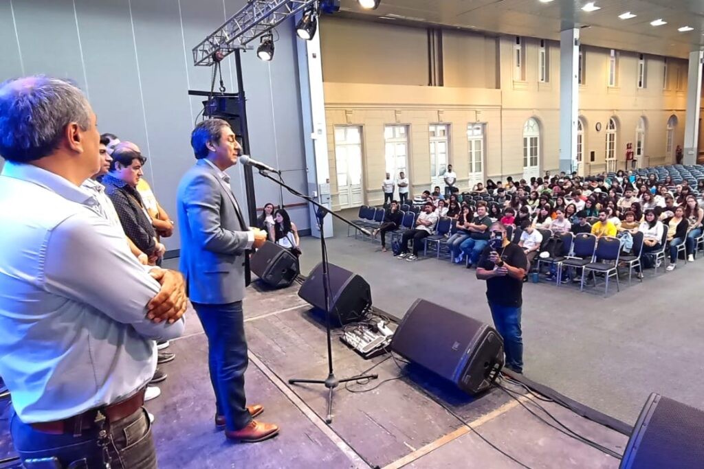 El vicegobernador asistió a la apertura del Congreso Juvenil Santiago “Conectados”