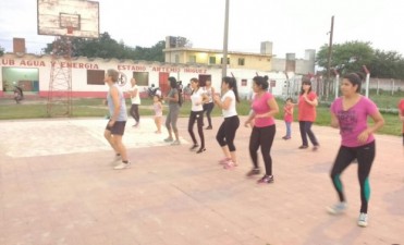 La comuna dicta clases gratuitas de ritmos latinos en el Club Agua y Energ&iacute;a