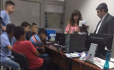 Condenan a siete j&oacute;venes a prestar servicios comunitarios durante seis meses por destruir contenedores  