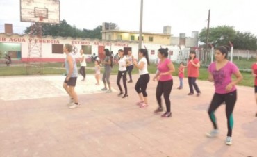 Se dictan clases de ritmos latinos en el Gimnasio Municipal