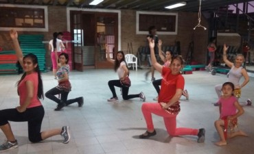  Invitan a las clases de ritmos internacionales en el gimnasio municipal