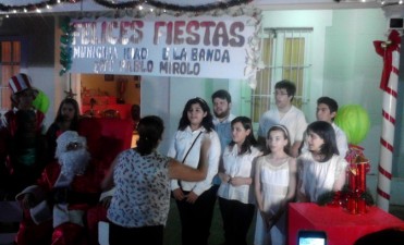 Ni&ntilde;os y j&oacute;venes cantaron villancicos durante la intervenci&oacute;n urbana &ldquo;Pensando en Navidad&rdquo;