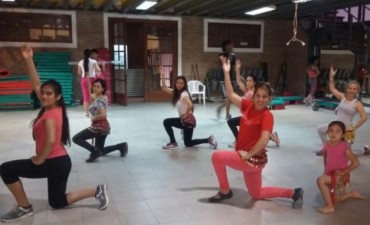 Contin&uacute;an dict&aacute;ndose clase de ritmos internacionales en el gimnasio municipal  
