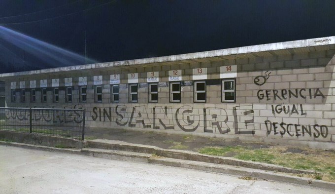 Amenazas y pintadas en cancha de Arsenal